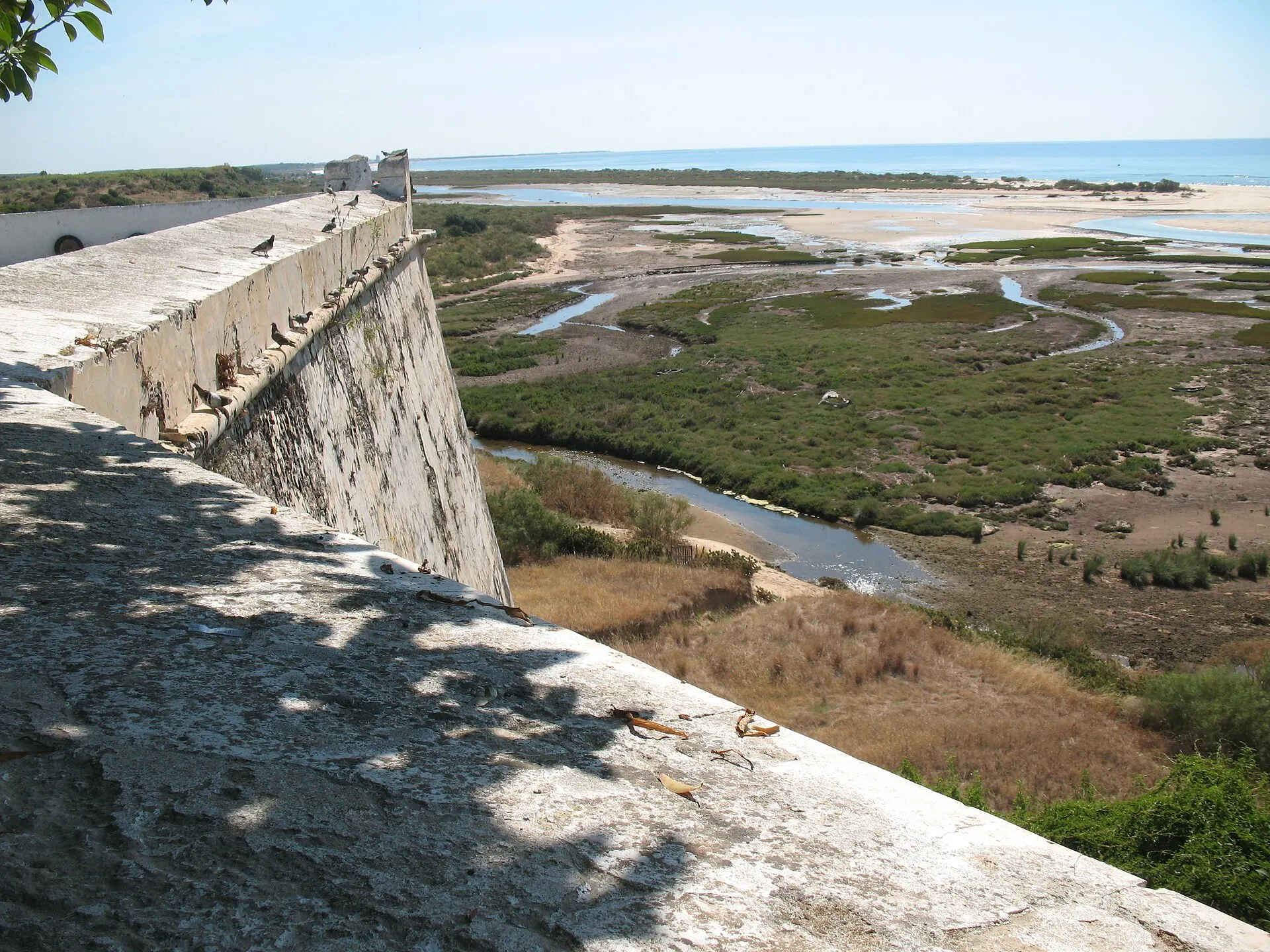 A Ria Formosa vista do forte de Cacela Velha, com a maré baixa