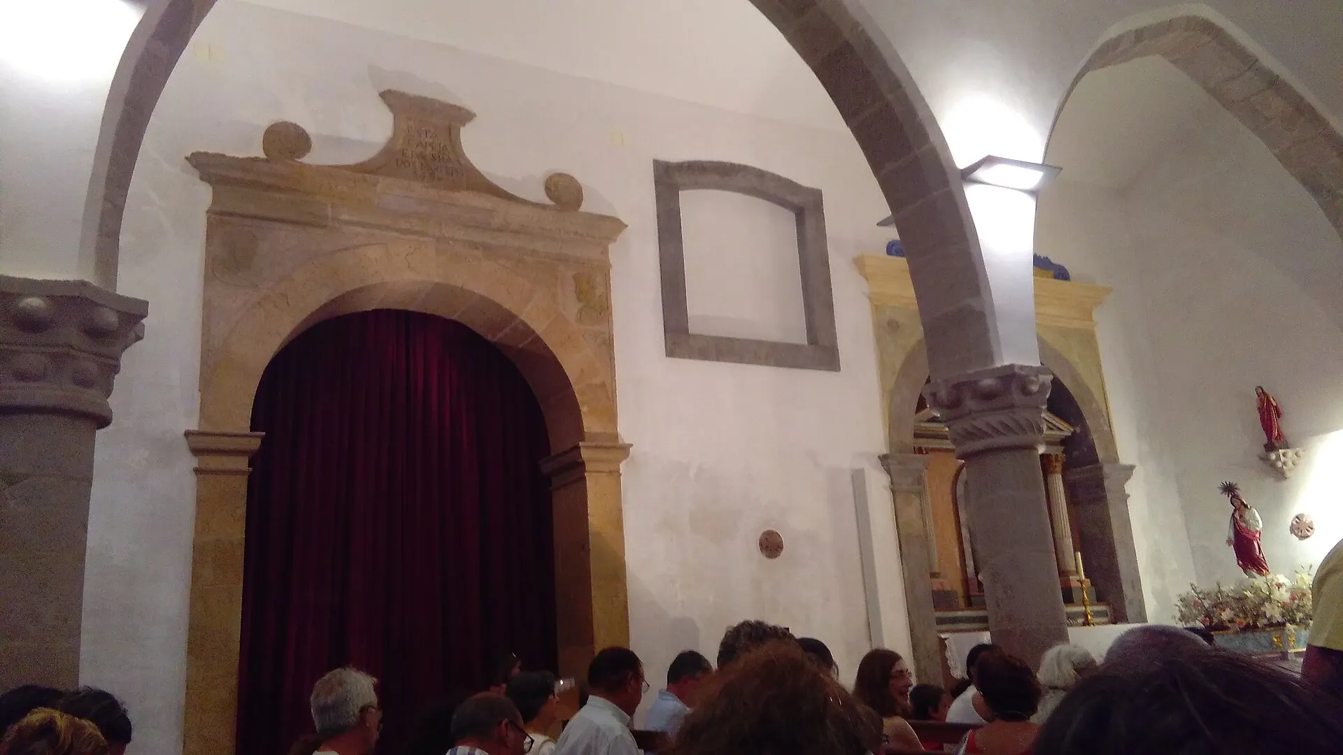 Arcos de pedra no interior da Igreja Matriz de Cacela Velha