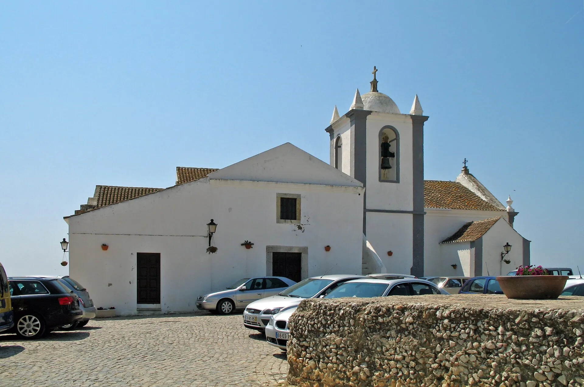 Igreja Matriz de Cacela Velha, com a torre sineira e o largo