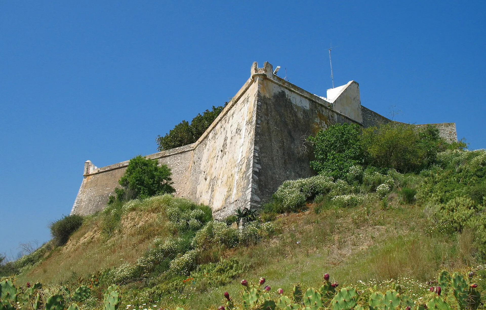 Muralha do forte de Cacela vista de baixo