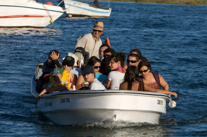 Bateau-taxi à Cabanas de Tavira avec des baigneurs qui reviennent de l'île