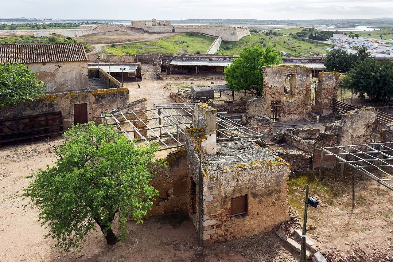 Interior do castelo de Castro Marim, com o Forte de São Sebastião ao fundo