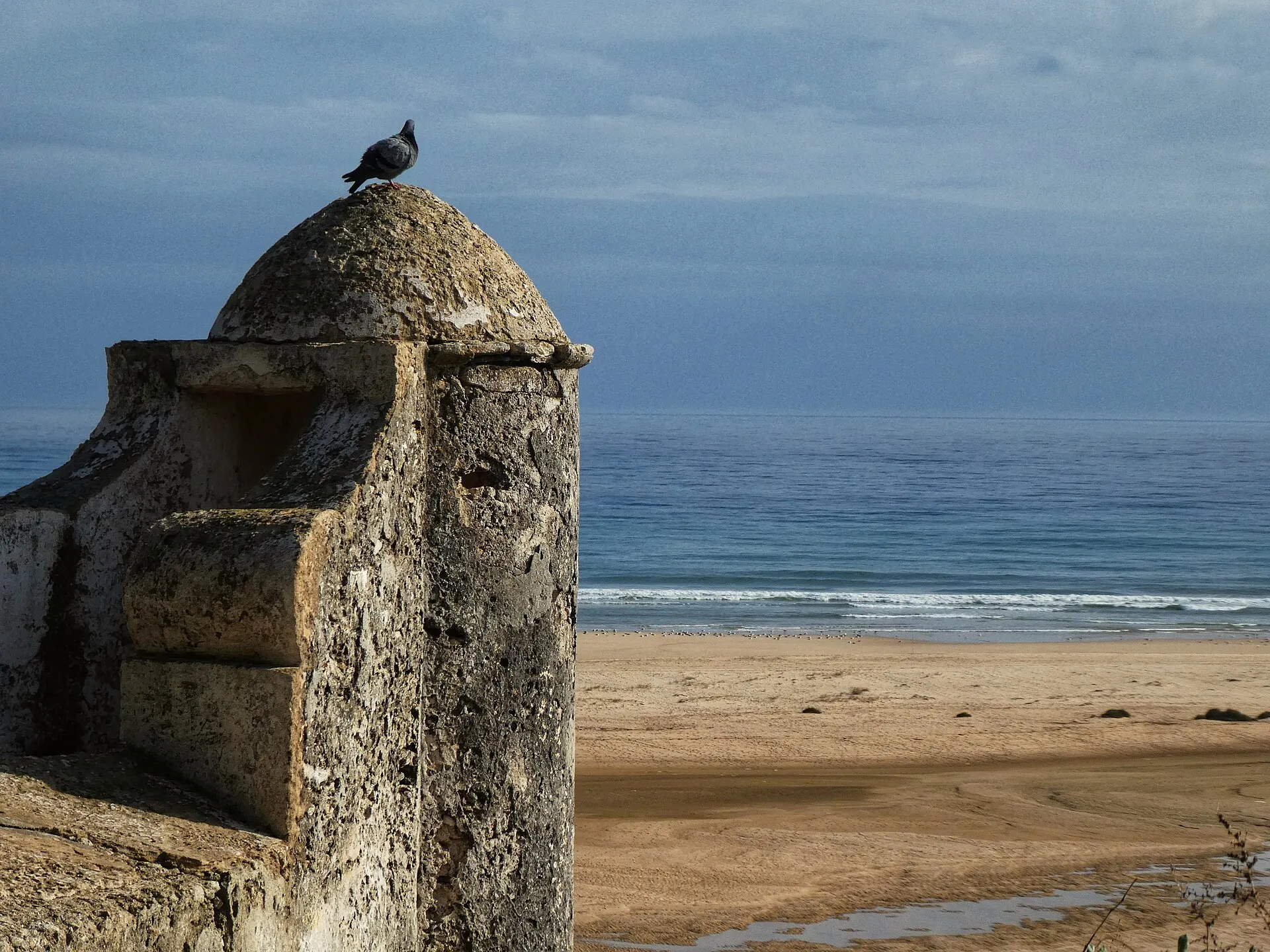 Guérite du fort de Cacela Velha avec la mer et la plage au fond