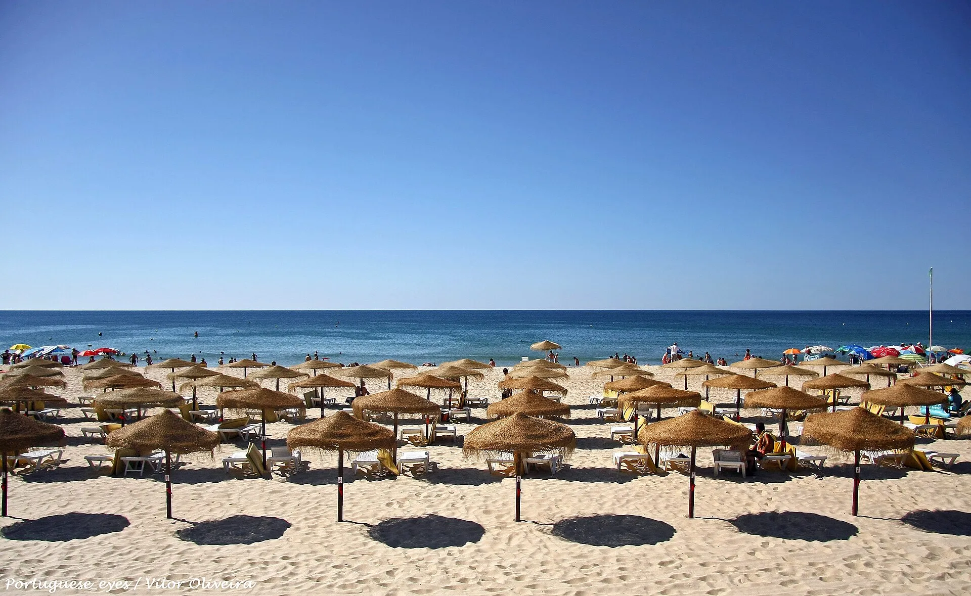 Parasols de paille sur la plage de Manta Rota
