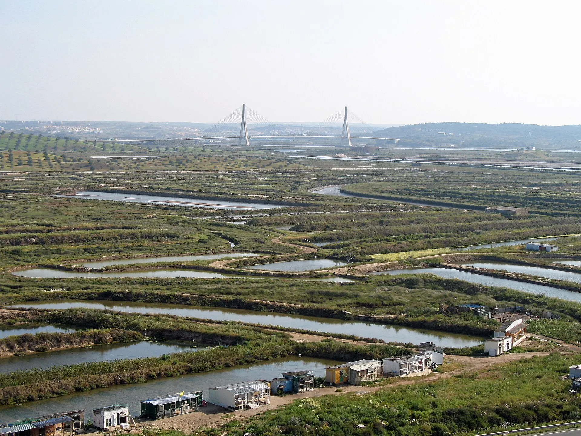 Saline di Castro Marim, con il ponte internazionale del Guadiana sullo sfondo