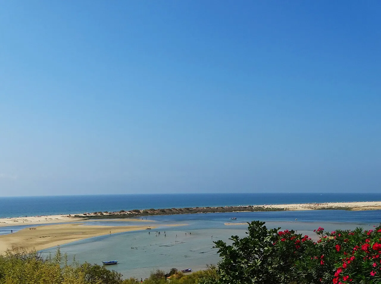 A ria vista de Cacela Velha, com barcos e a ilha-barreira ao fundo