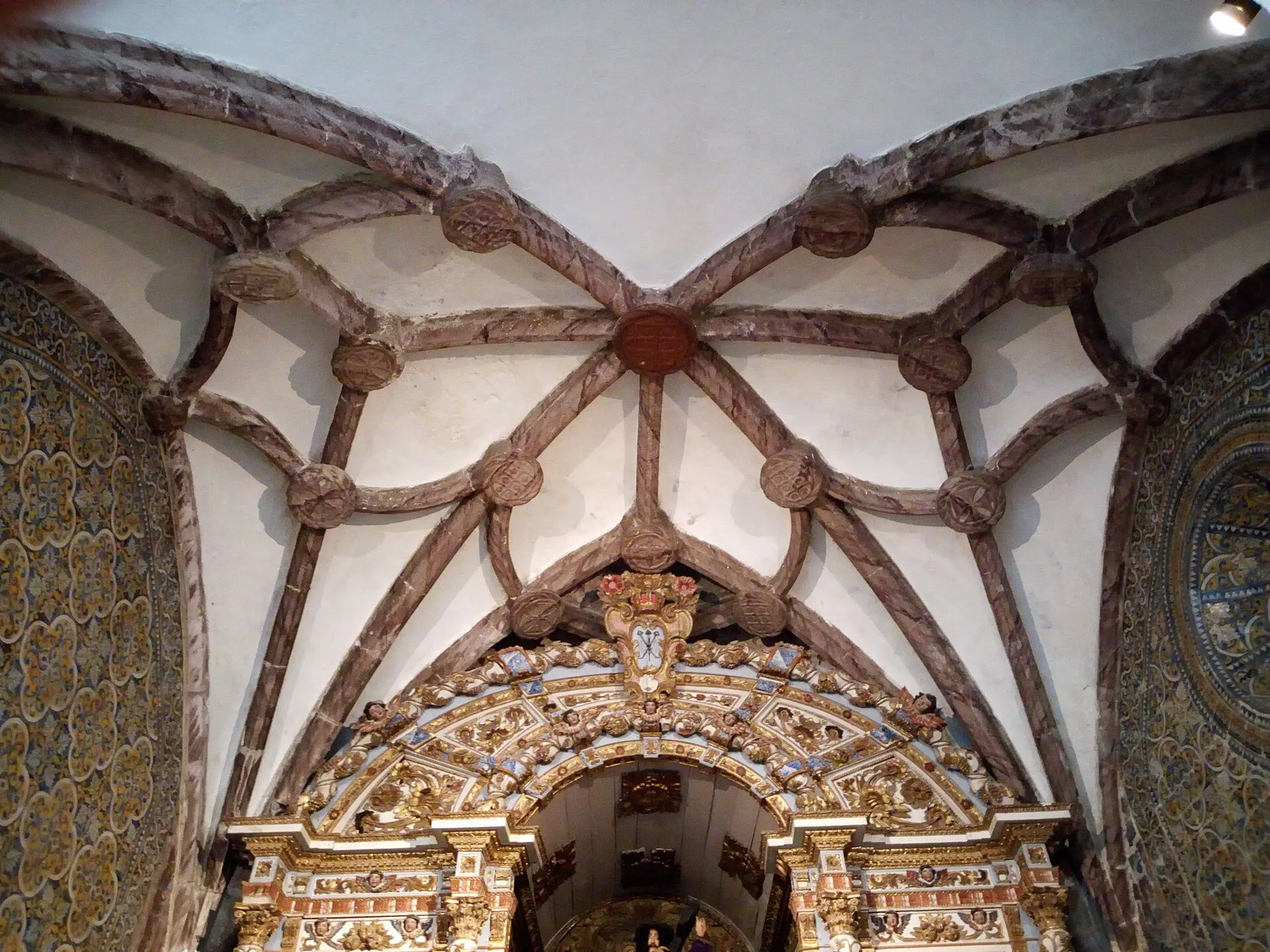 Voûte nervurée et azulejos dans l'église de Santa Maria do Castelo, à Tavira