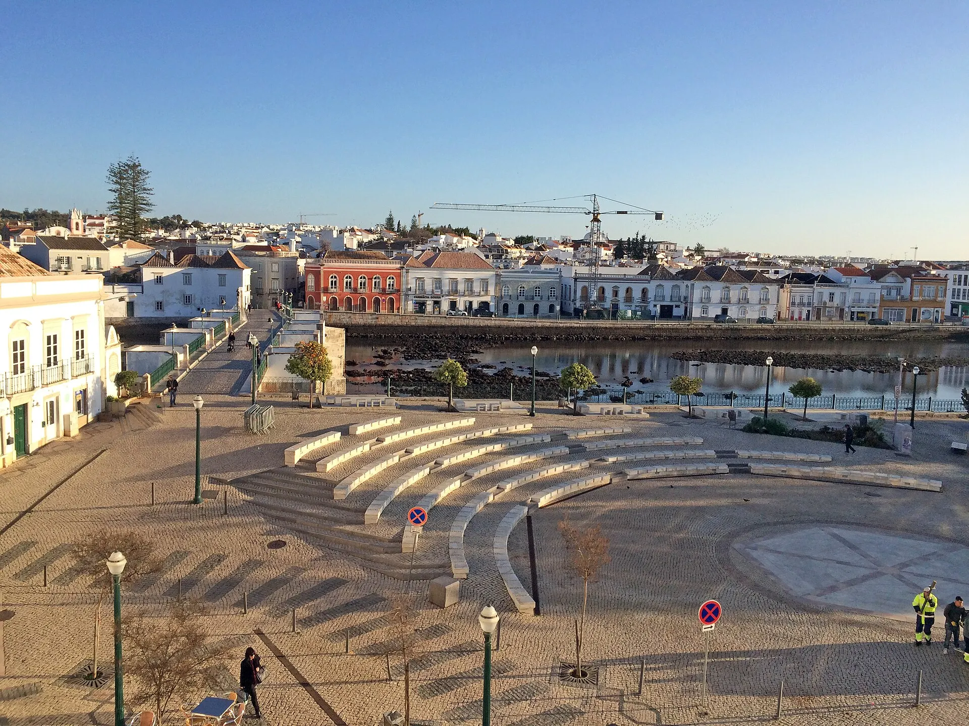 Praça da República et le fleuve Gilão, à Tavira